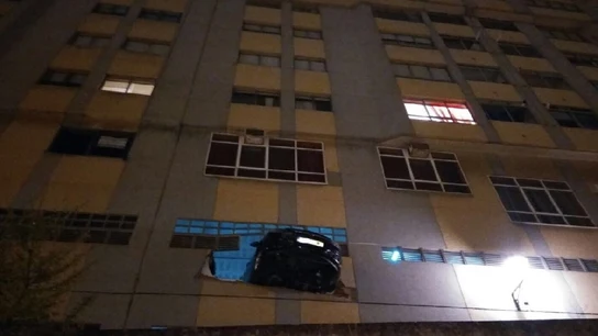 Parte trasera del vehículo, fuera del edificio Parte trasera del vehículo, fuera del edificio