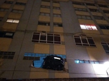 Parte trasera del vehículo, fuera del edificio Parte trasera del vehículo, fuera del edificio