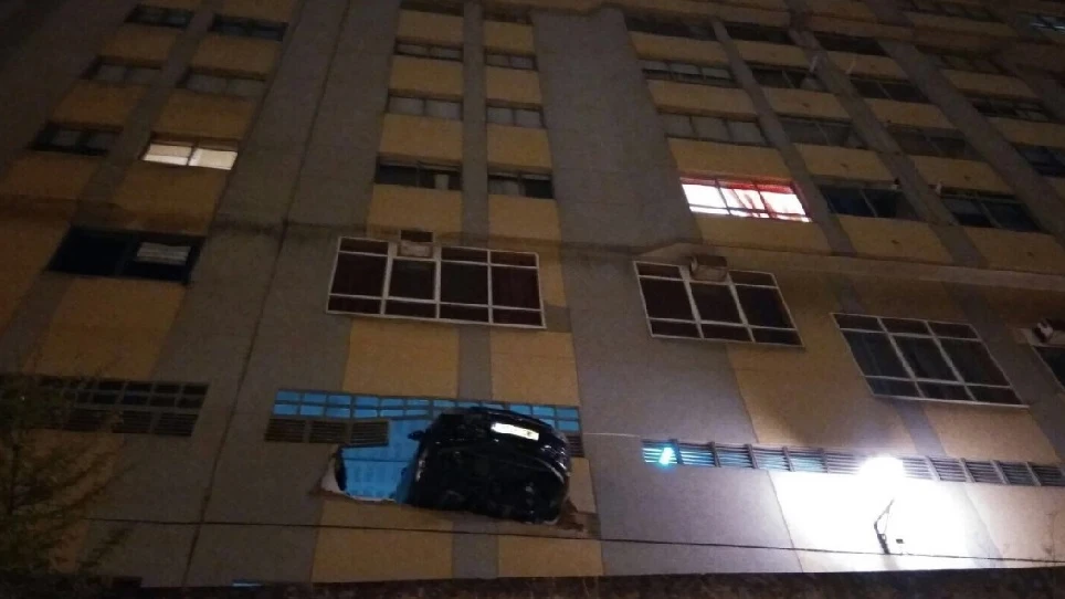 Parte trasera del vehículo, fuera del edificio