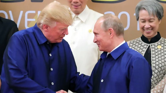 Saludo de Trump y Putin en Vietnam Saludo de Trump y Putin en Vietnam