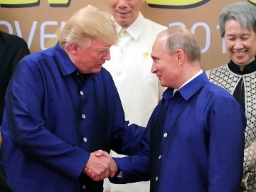 Saludo de Trump y Putin en Vietnam Saludo de Trump y Putin en Vietnam