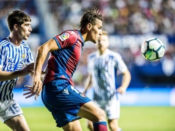 Álex Alegría, en acción ante la Real Sociedad Álex Alegría, en acción ante la Real Sociedad