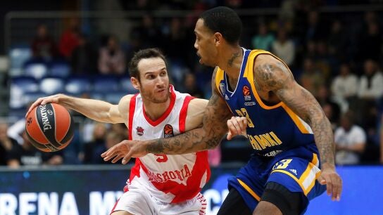 Malcolm Thomas lucha por el bal&oacute;n con Marcelinho Huertas