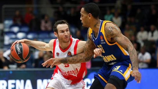 Malcolm Thomas lucha por el balón con Marcelinho Huertas Malcolm Thomas lucha por el balón con Marcelinho Huertas