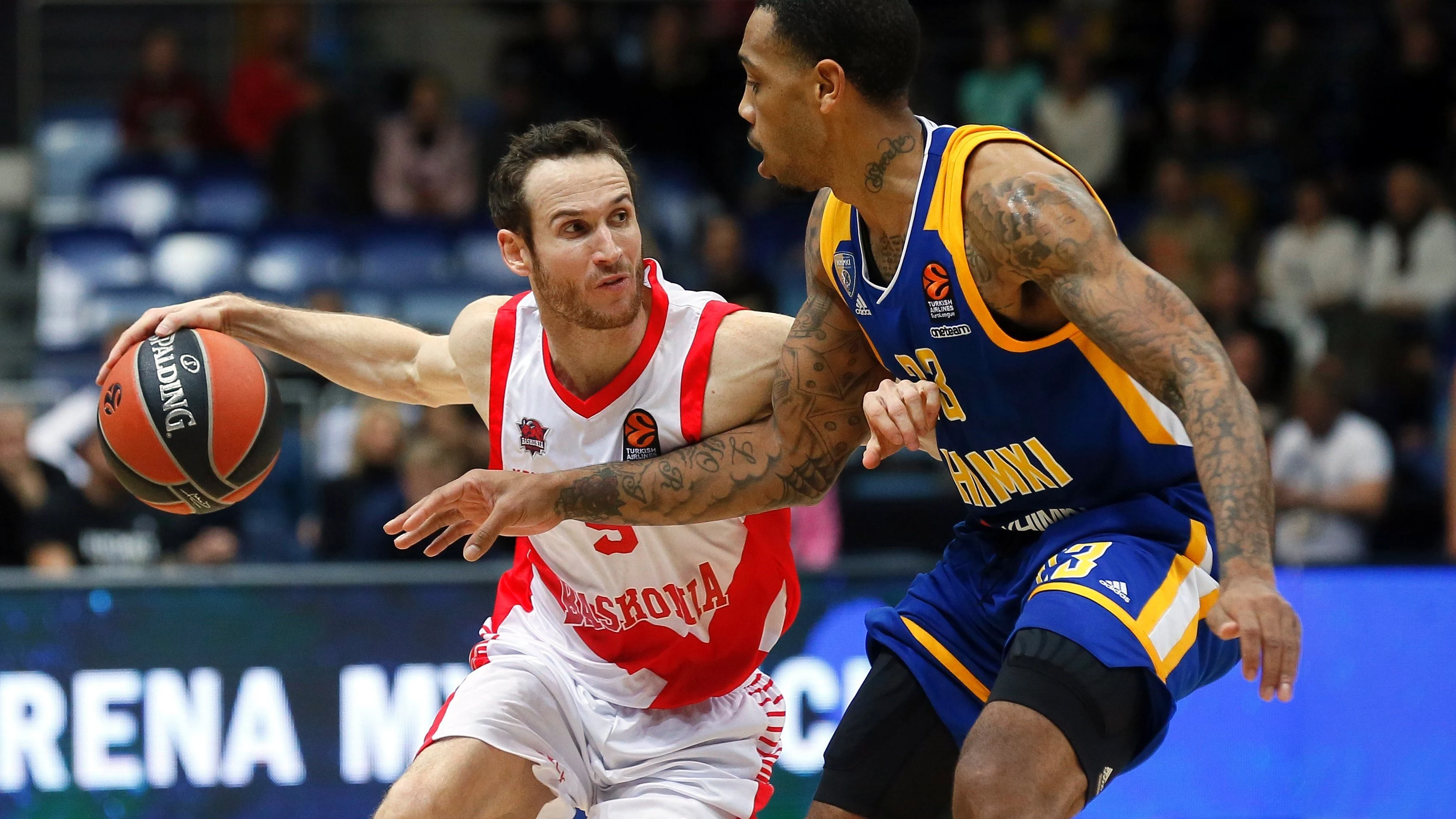 Malcolm Thomas lucha por el balón con Marcelinho Huertas