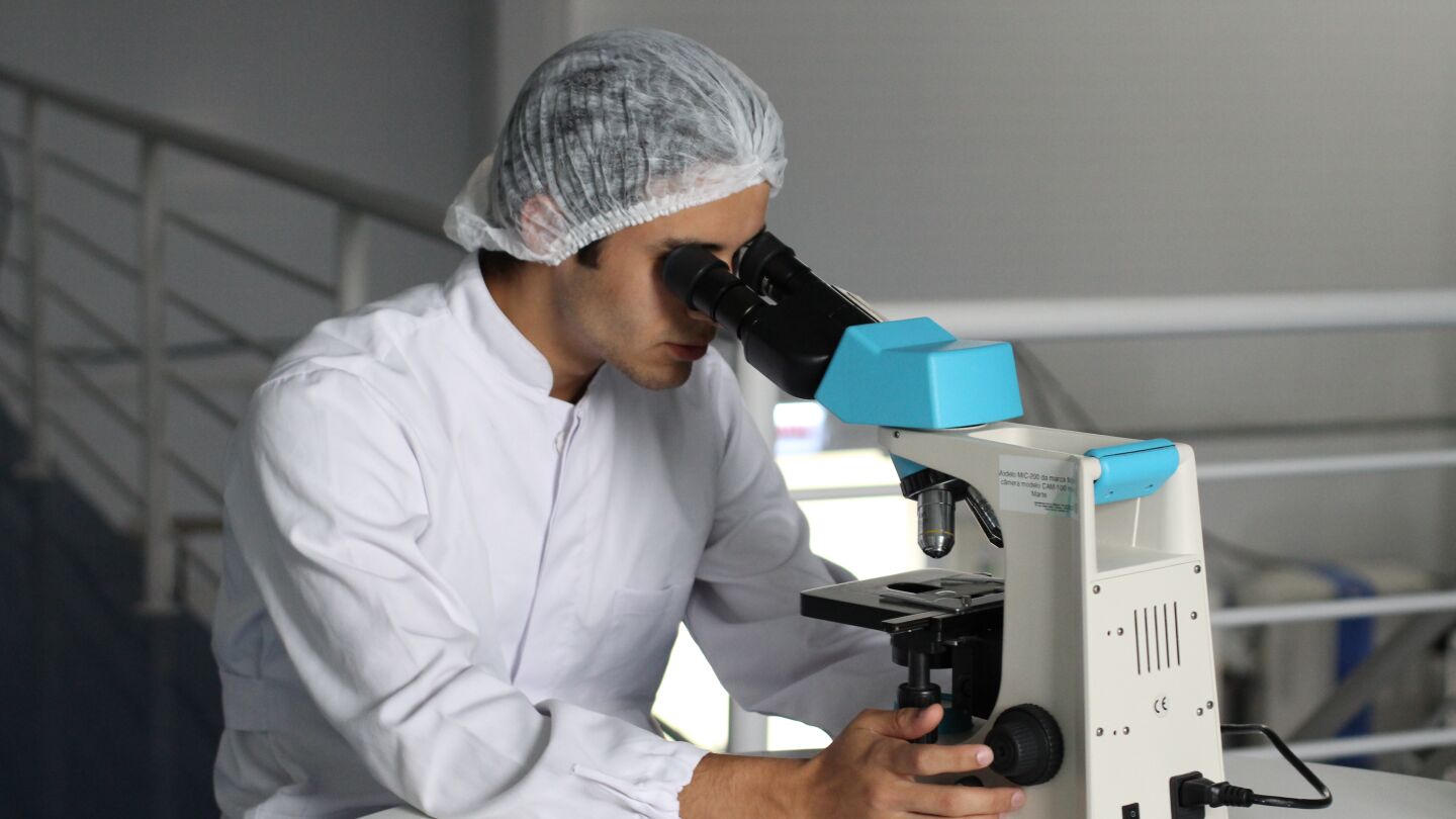 Cient&iacute;fico investigando en un laboratorio 