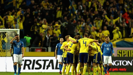 Los jugadores de Suecia celebran el gol ante Italia Los jugadores de Suecia celebran el gol ante Italia