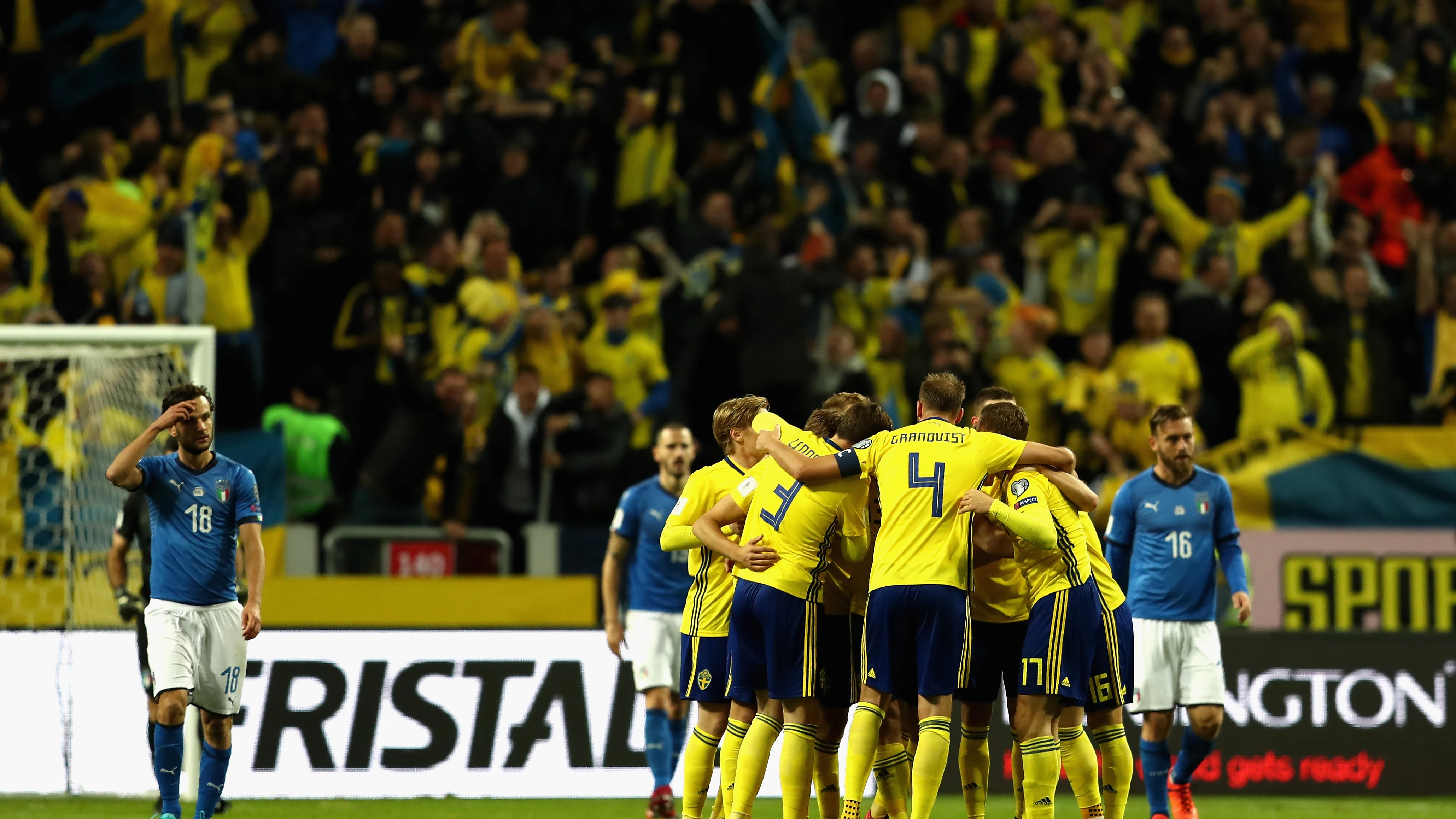 Los jugadores de Suecia celebran el gol ante Italia