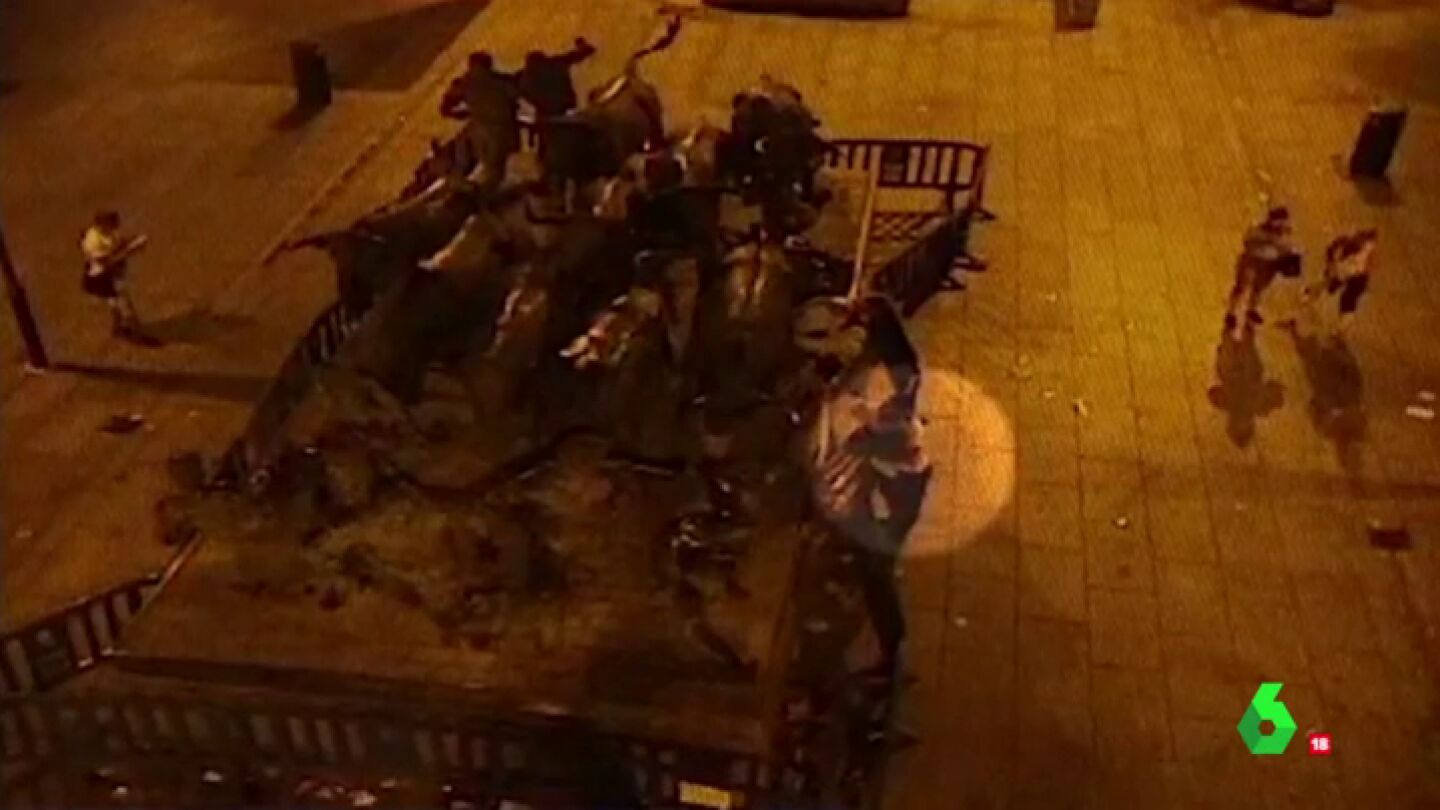 'La Manada' intentando ligar con unas chicas y la joven madrile&ntilde;a derrumbada en un banco: las grabaciones de las c&aacute;maras de seguridad tras la presunta violaci&oacute;n m&uacute;ltiple