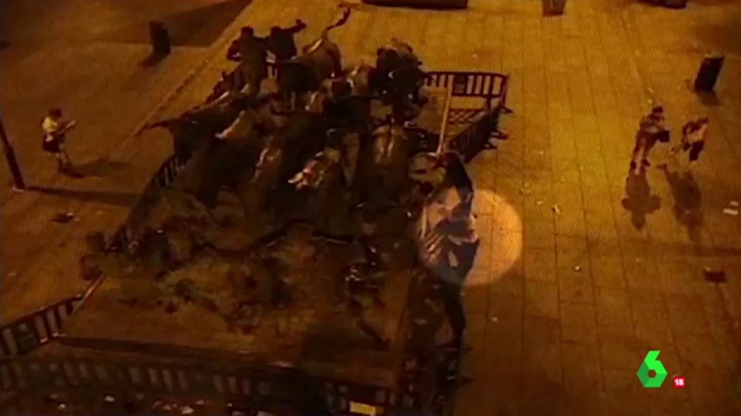 'La Manada' intentando ligar con unas chicas y la joven madrileña derrumbada en un banco: las grabaciones de las cámaras de seguridad tras la presunta violación múltiple 'La Manada' intentando ligar con unas chicas y la joven madrileña derrumbada en un banco: las grabaciones de las cámaras de seguridad tras la presunta violación múltiple