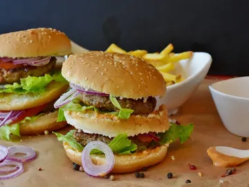 Dos hamburguesas con patatas Dos hamburguesas con patatas