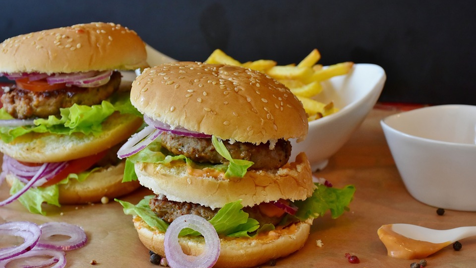 Dos hamburguesas con patatas