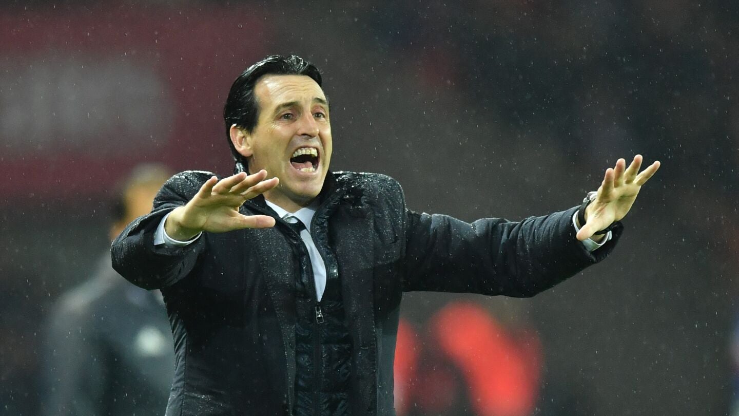 Unai Emery da instrucciones a sus jugadores desde la banda