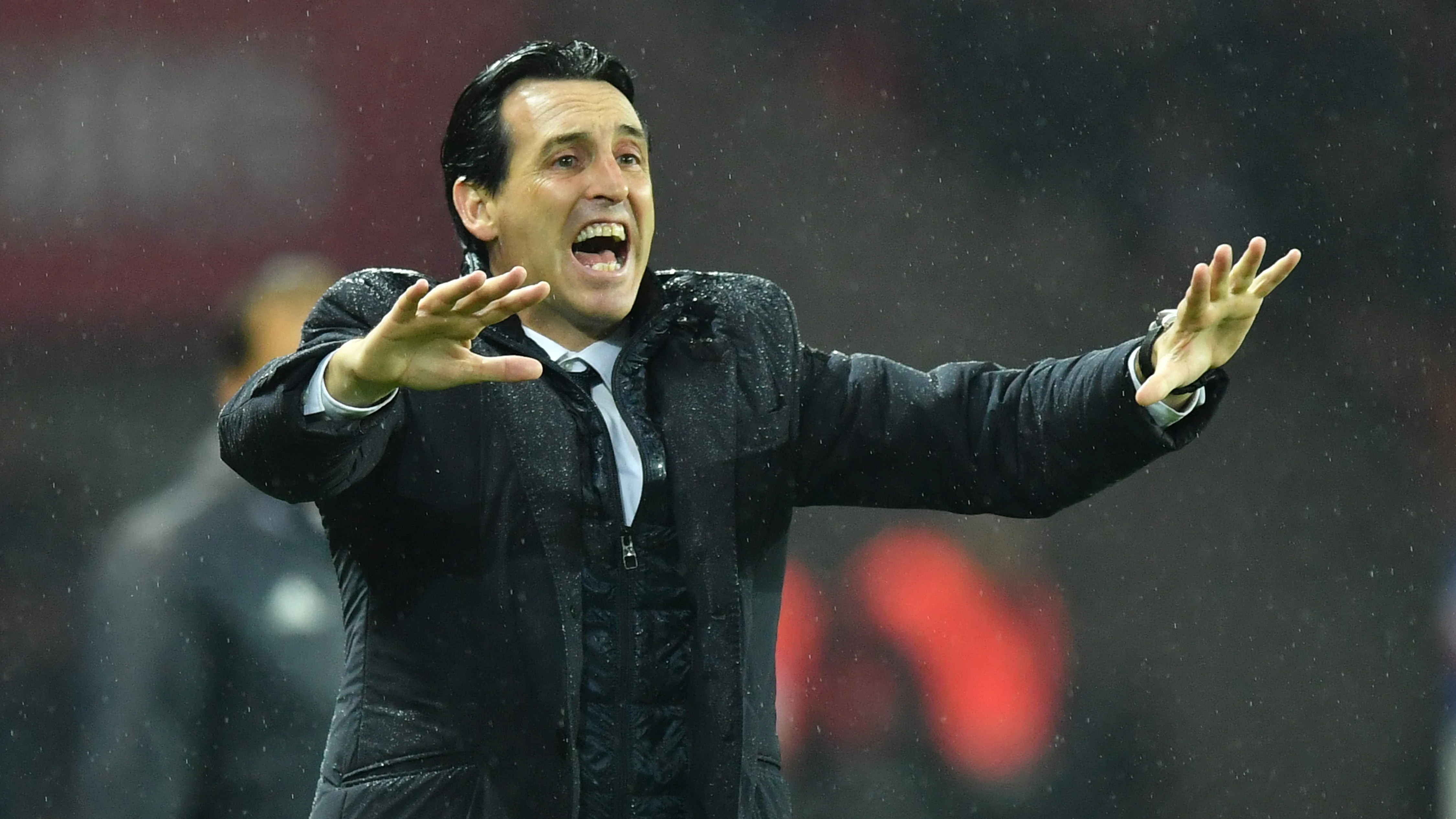 Unai Emery da instrucciones a sus jugadores desde la banda