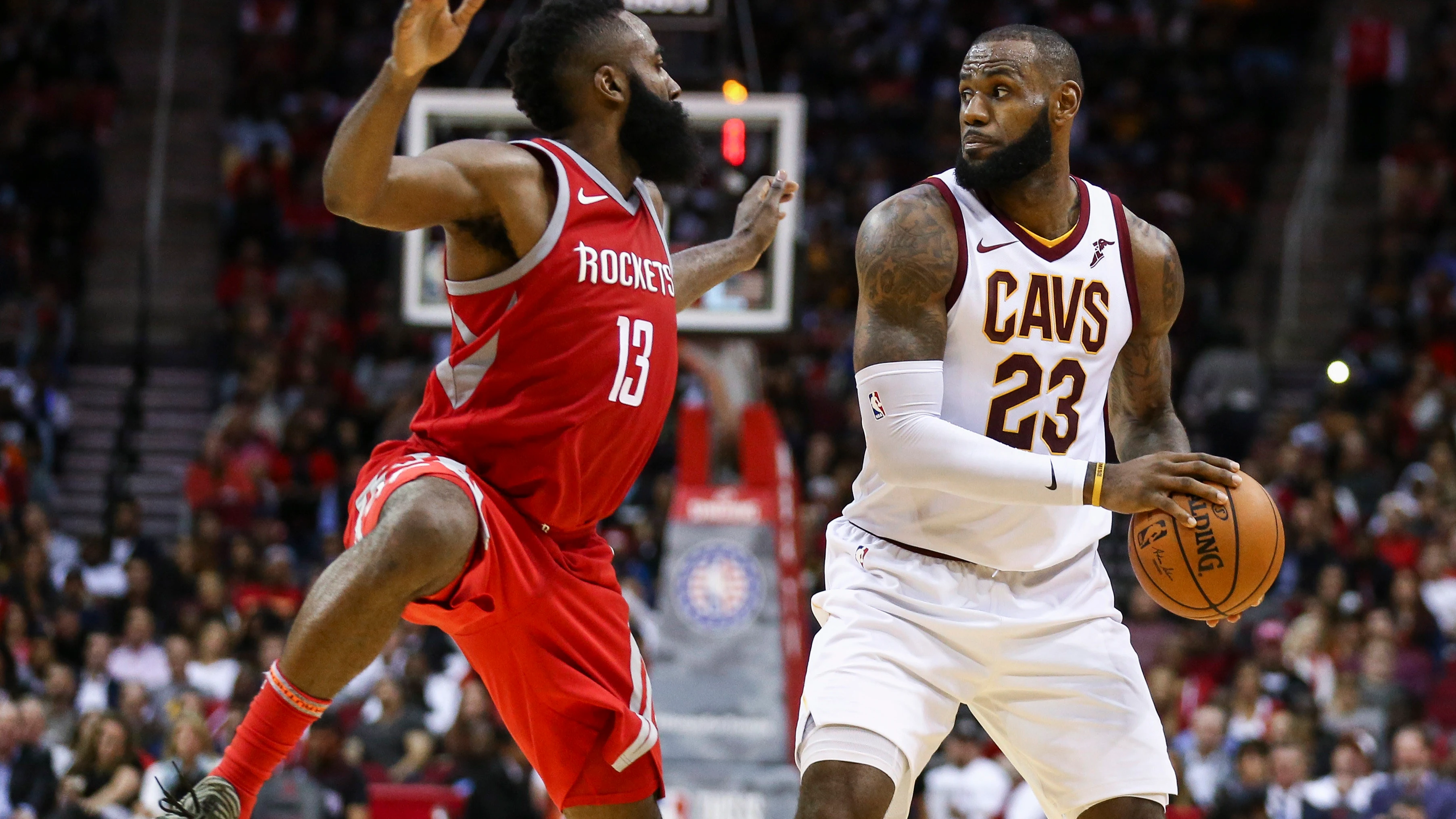 James Harden intenta robar el balón a LeBron James