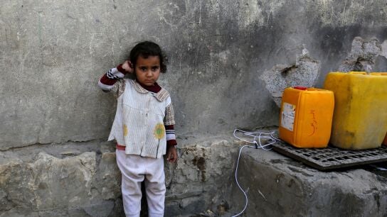  Una ni&ntilde;a yemen&iacute; espera para llenar sus garrafas de agua potable en San&aacute;