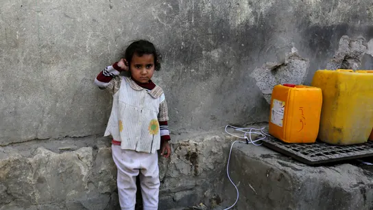 Una niña yemení espera para llenar sus garrafas de agua potable en Saná  Una niña yemení espera para llenar sus garrafas de agua potable en Saná