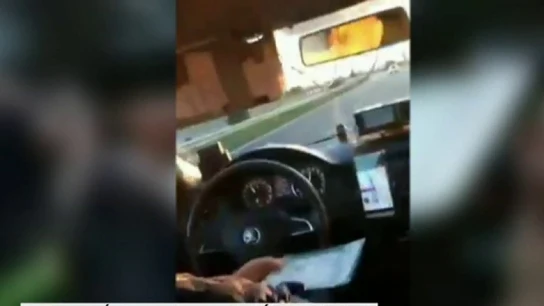 Imagen de un taxista esnifando cocaína Imagen de un taxista esnifando cocaína