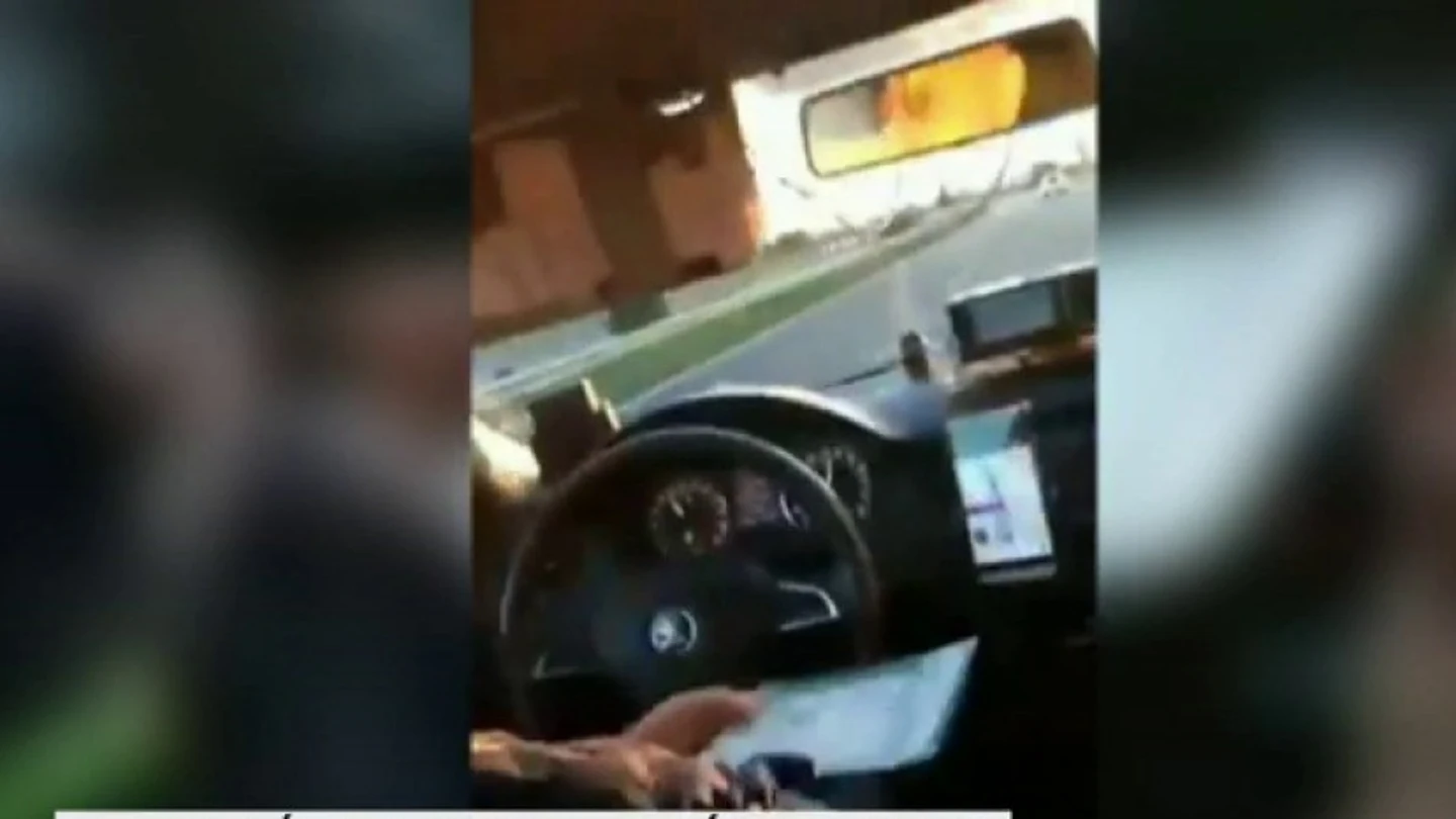 Imagen de un taxista esnifando cocaína Imagen de un taxista esnifando cocaína