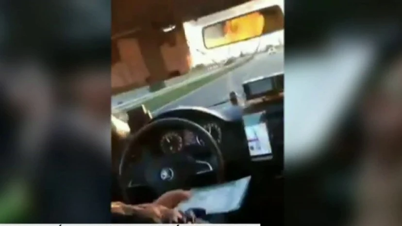 Imagen de un taxista esnifando cocaína