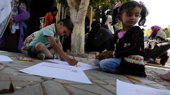 Varios niños en una calle de Yemen Varios niños en una calle de Yemen