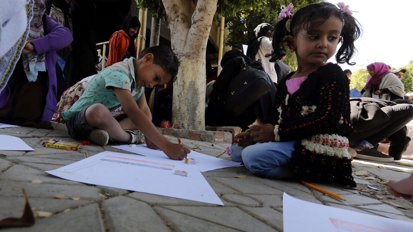 Varios ni&ntilde;os en una calle de Yemen