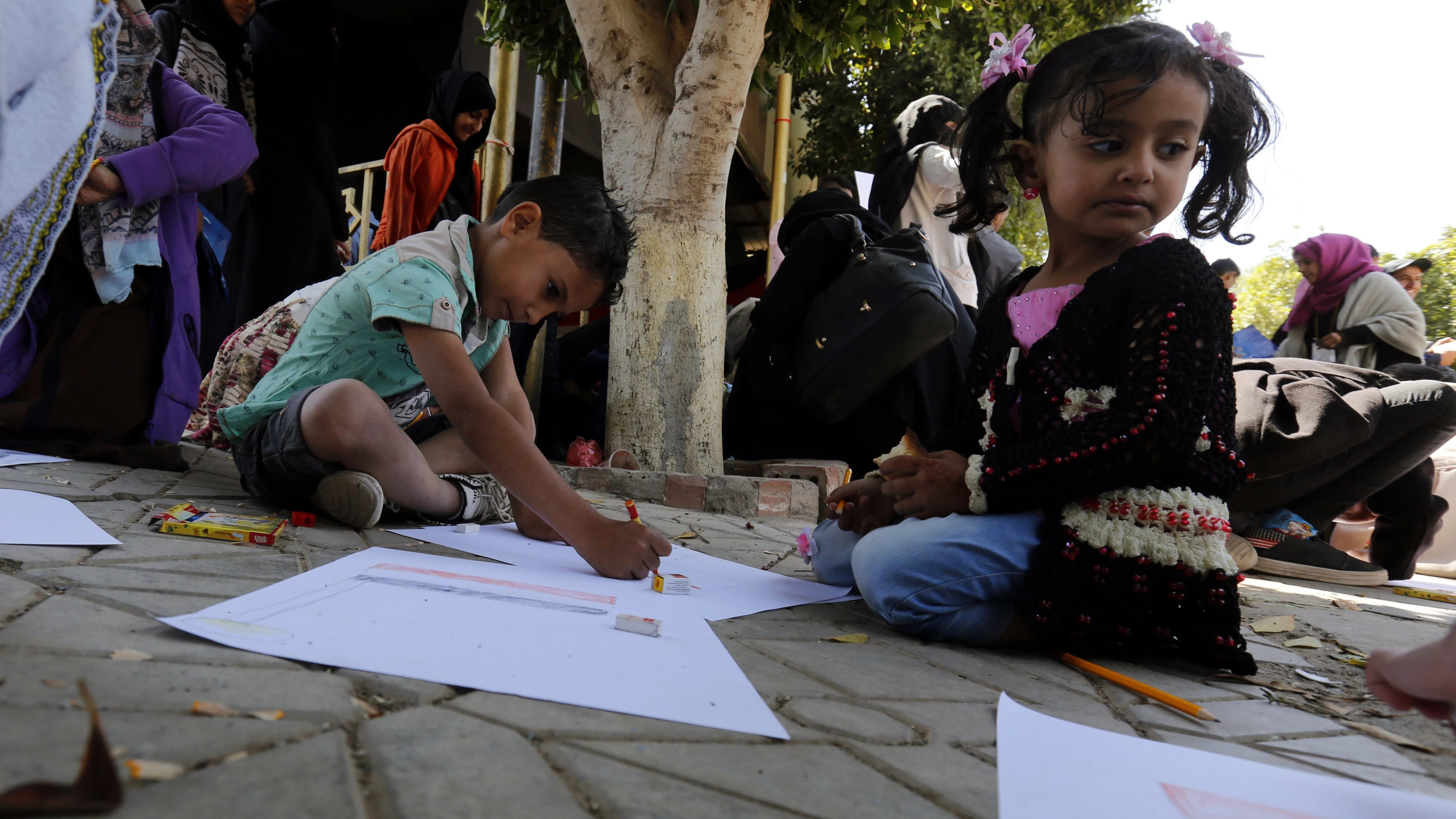 Varios niños en una calle de Yemen