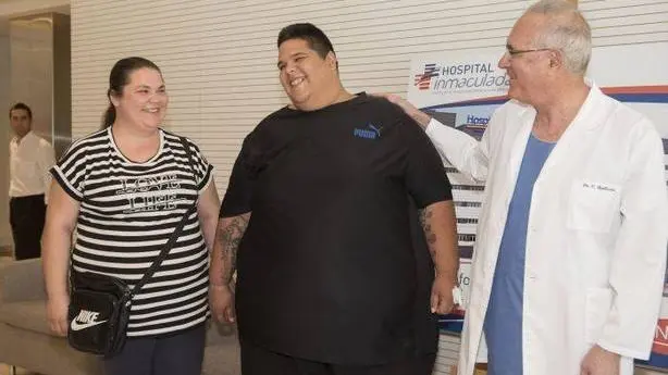 José Manuel Heredia junto a su mujer y a su médico