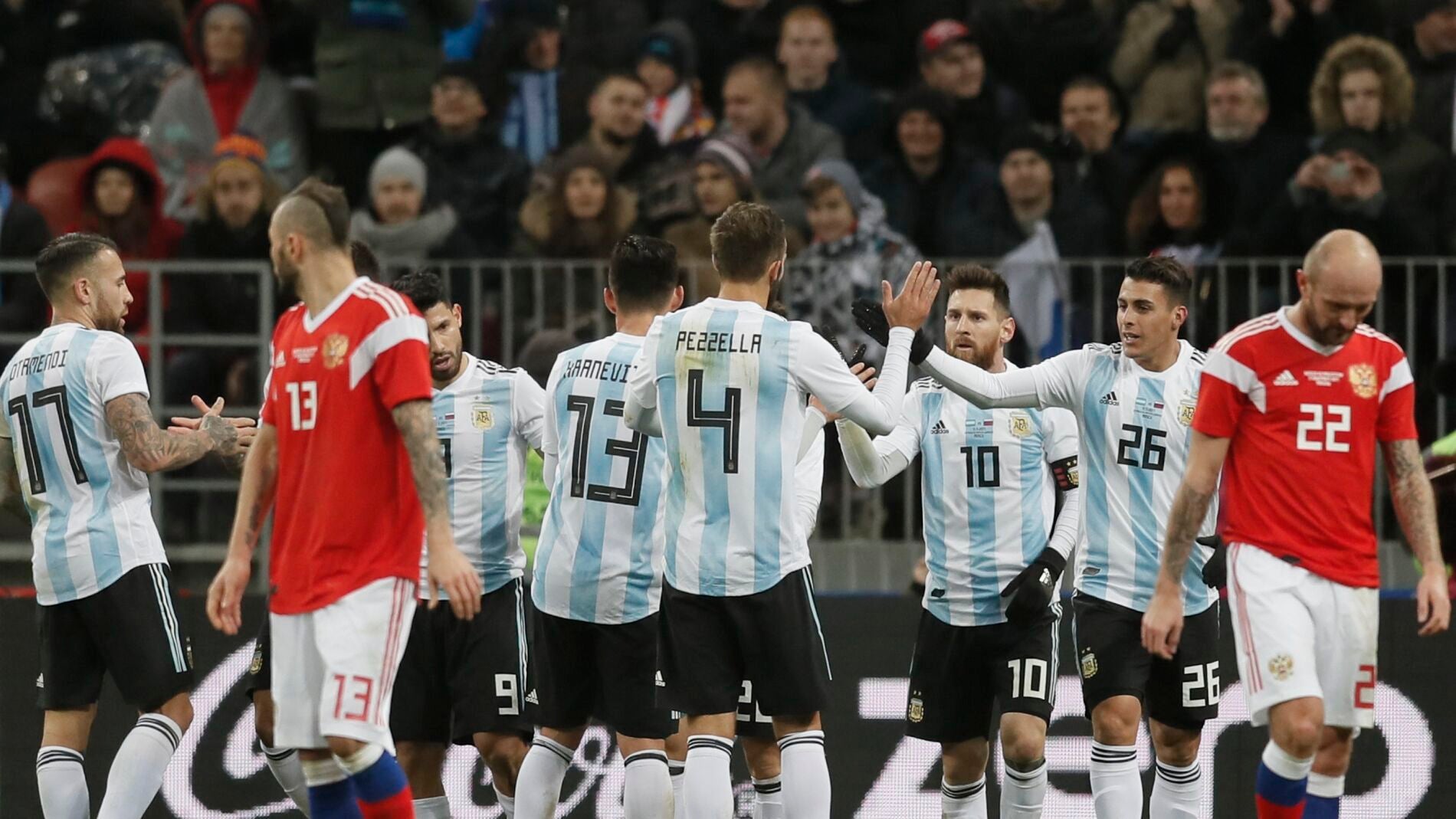 Los jugadores de la selección de Argentina celebran un gol