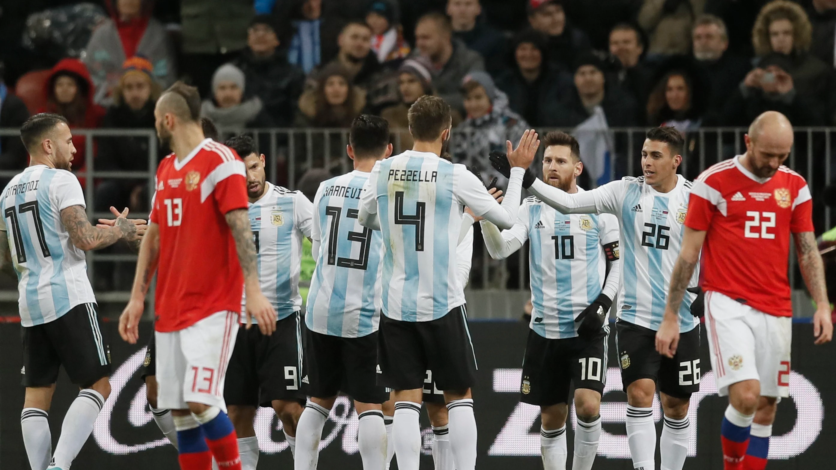 Los jugadores de la selección de Argentina celebran un gol