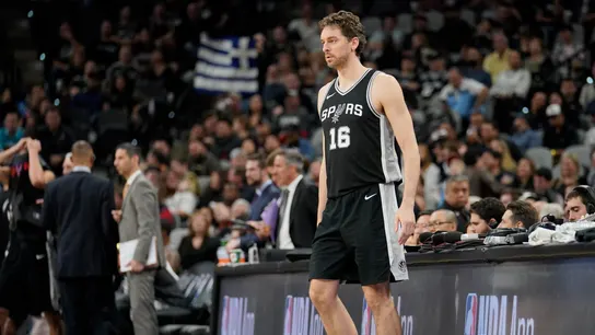 Pau Gasol se prepara para saltar a la cancha en un partido con los Spurs Pau Gasol se prepara para saltar a la cancha en un partido con los Spurs