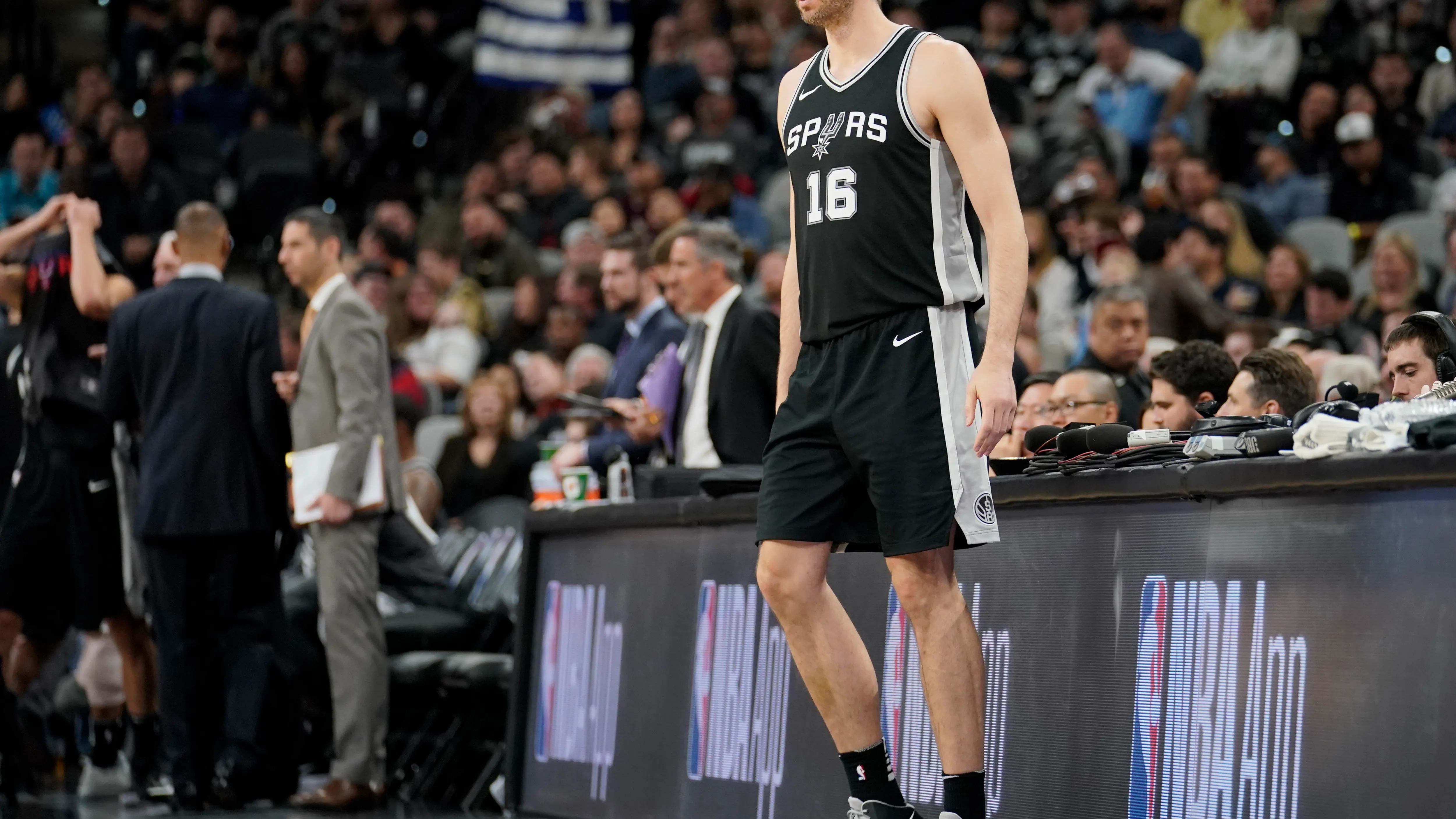 Pau Gasol se prepara para saltar a la cancha en un partido con los Spurs