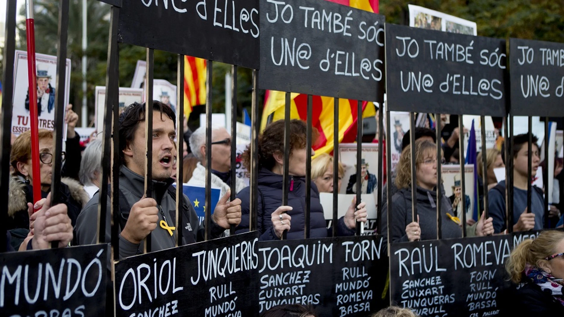 Un momento de la manifestación para exigir la libertad de Jordi Sánchez, Jordi Cuixart y los miembros del Govern cesados que han sido encarcelados.