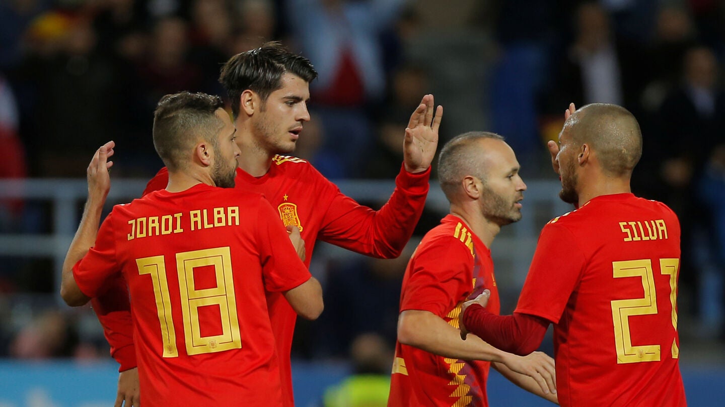 Los jugadores de la selecci&oacute;n espa&ntilde;ola celebran uno de sus goles