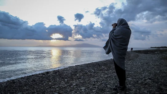 Imagen de archivo de un hombre buscando una patera desaparecida en Lesbos Imagen de archivo de un hombre buscando una patera desaparecida en Lesbos