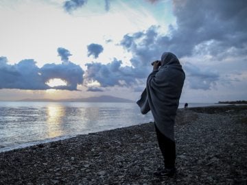 Imagen de archivo de un hombre buscando una patera desaparecida en Lesbos Imagen de archivo de un hombre buscando una patera desaparecida en Lesbos