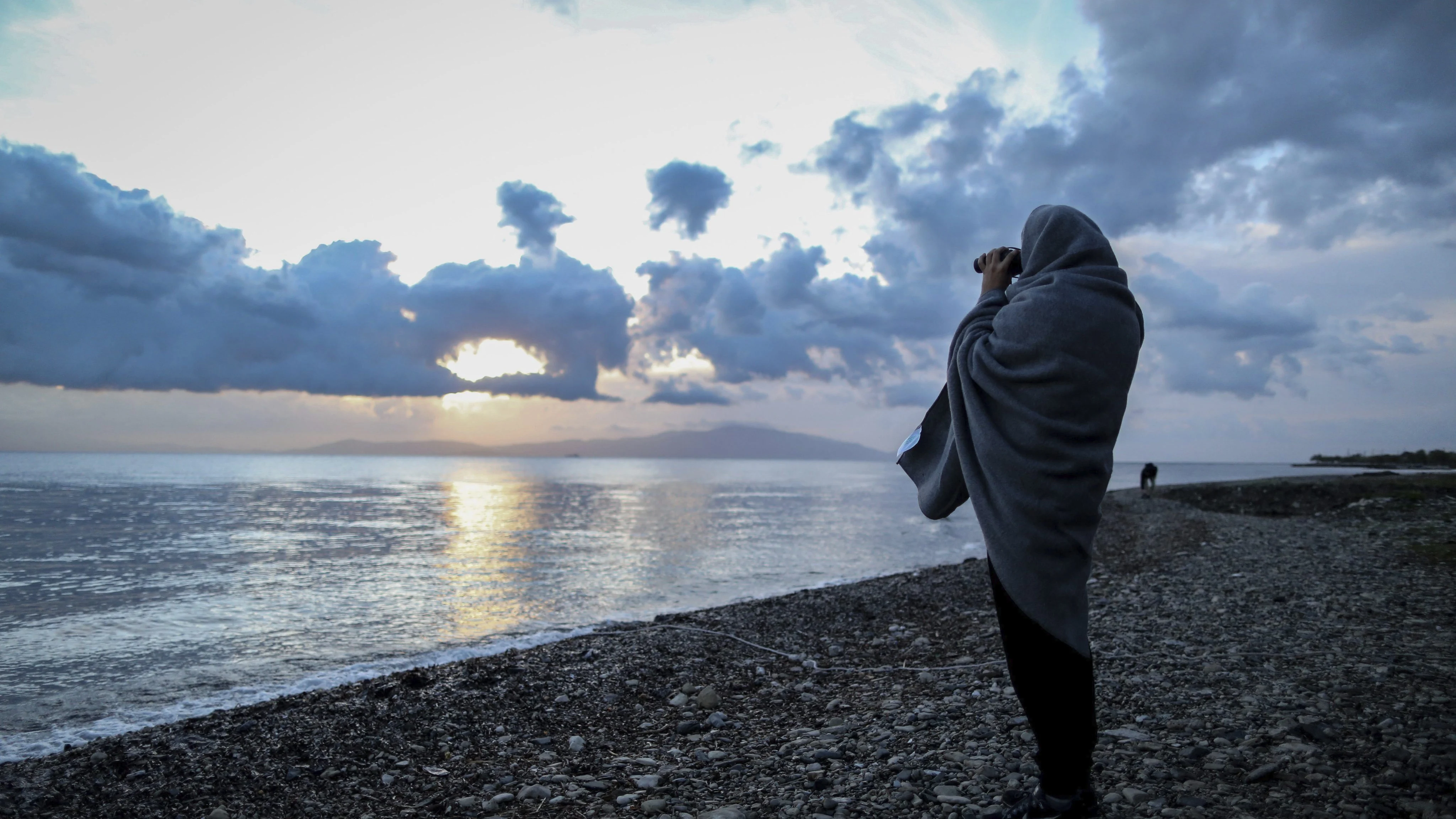Imagen de archivo de un hombre buscando una patera desaparecida en Lesbos