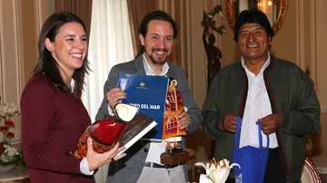 El presidente de Bolivia, Evo Morales entrega unos obsequios a Pablo Iglesias e Irene Montero