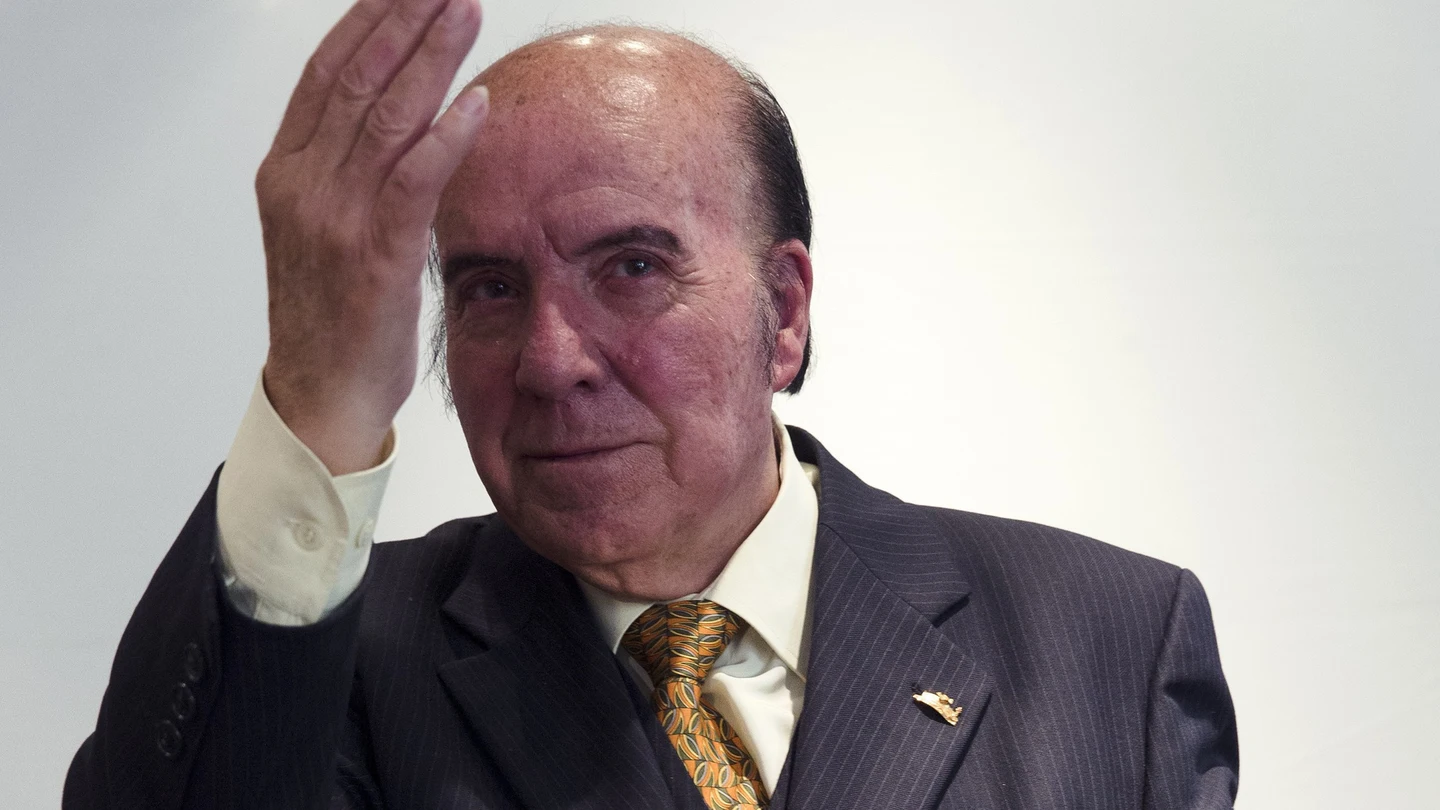 Chiquito de la Calzada recibe su premio en un acto (Archivo) Chiquito de la Calzada recibe su premio en un acto (Archivo)