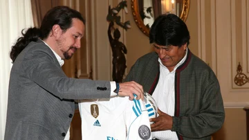 El presidente de Bolivia, Evo Morales recibe unos obsequios de Pablo Iglesias