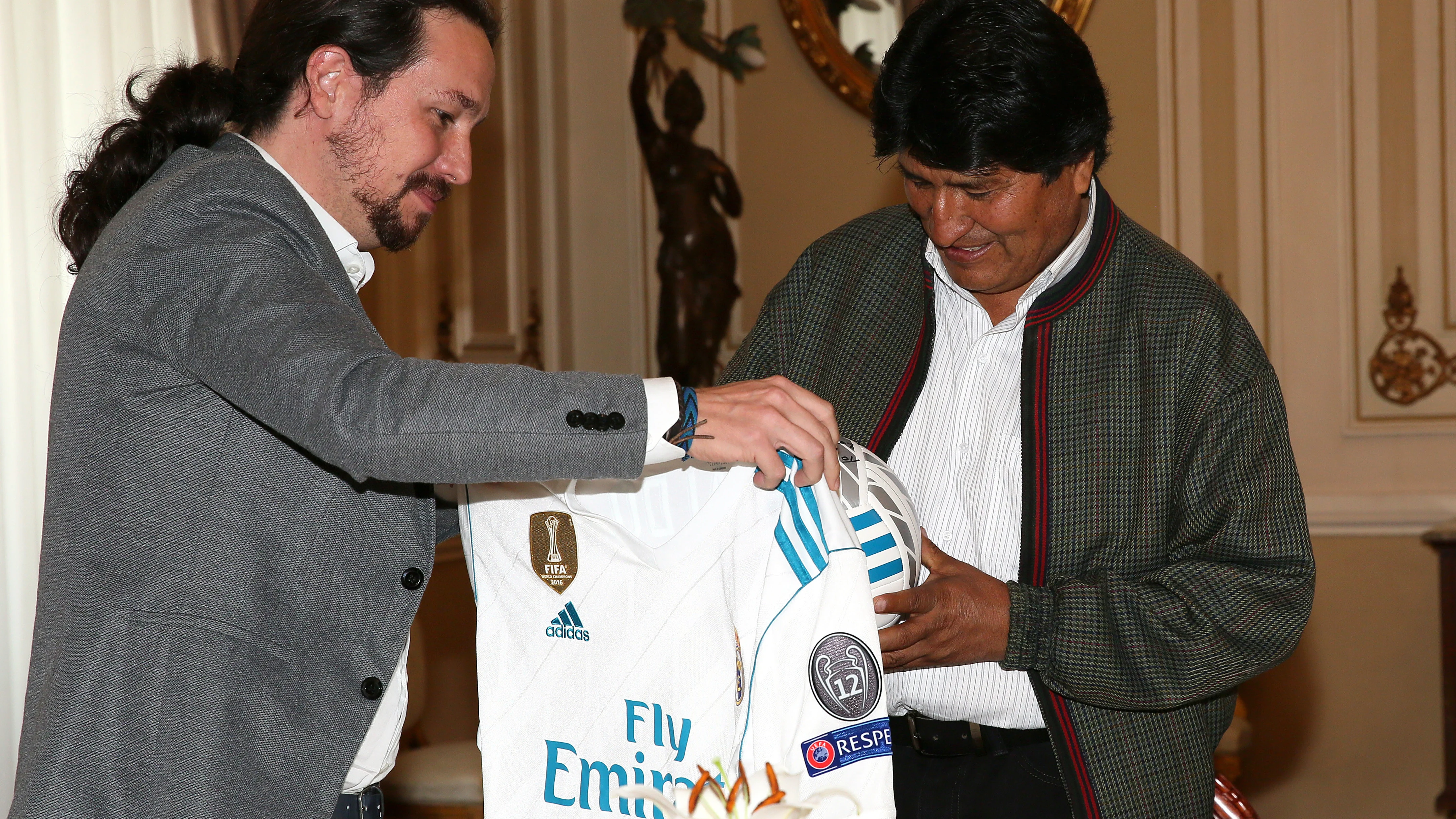 El presidente de Bolivia, Evo Morales recibe unos obsequios de Pablo Iglesias