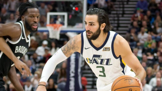 Ricky Rubio conduce el bal&oacute;n en un partido con los Jazz