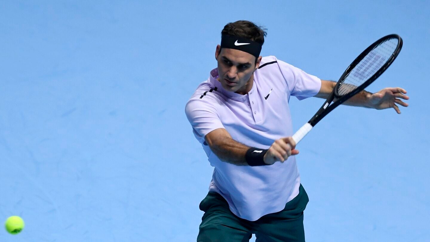 Roger Federer responde la bola en el partido