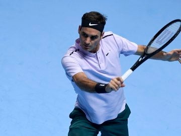 Roger Federer responde la bola en el partido Roger Federer responde la bola en el partido