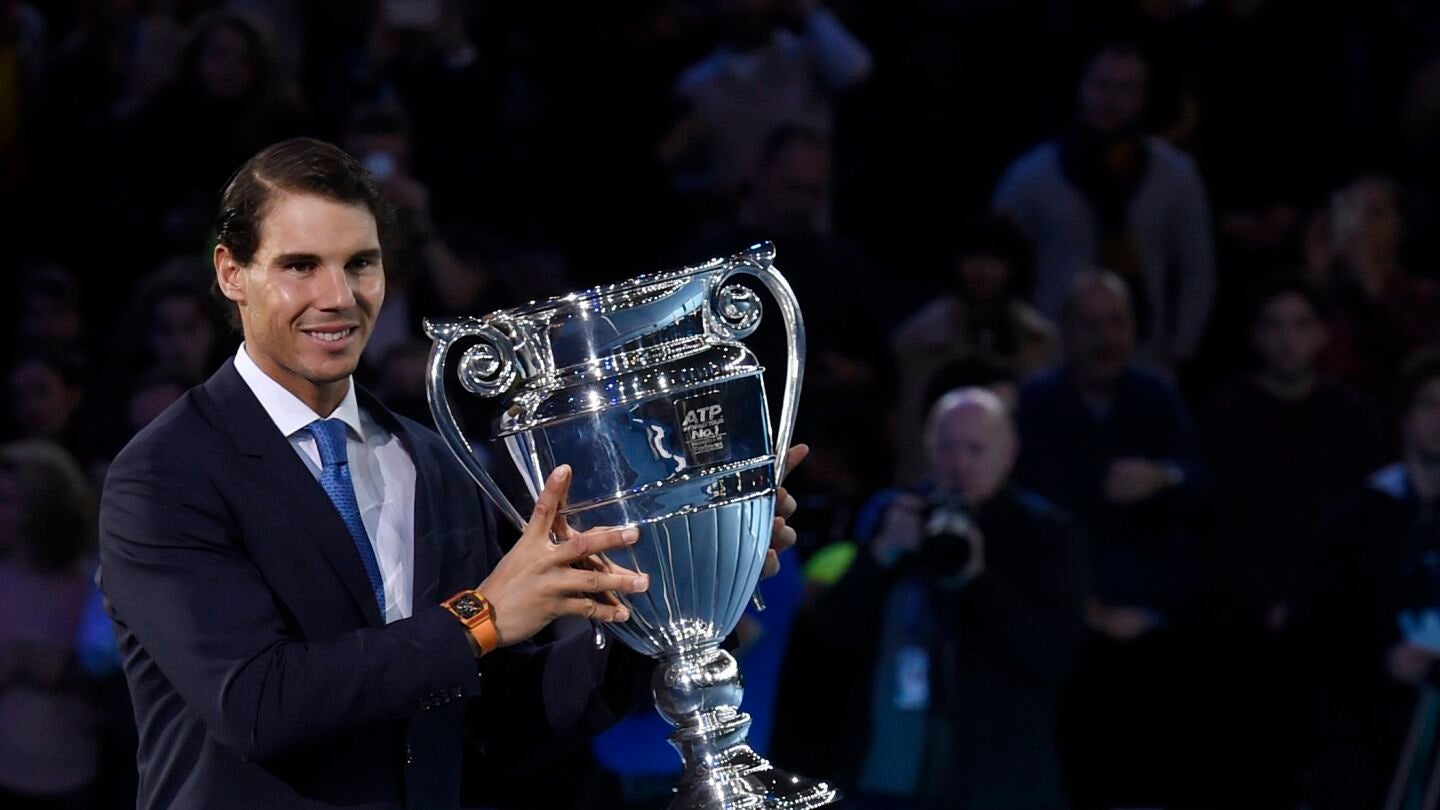 Rafa Nadal recoge el trofeo que le acredita como n&uacute;mero 1