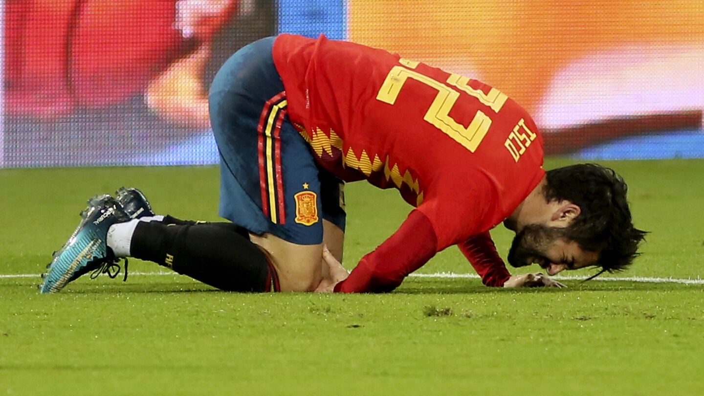 Isco se queja tras una dura entrada en el partido de la Selecci&oacute;n