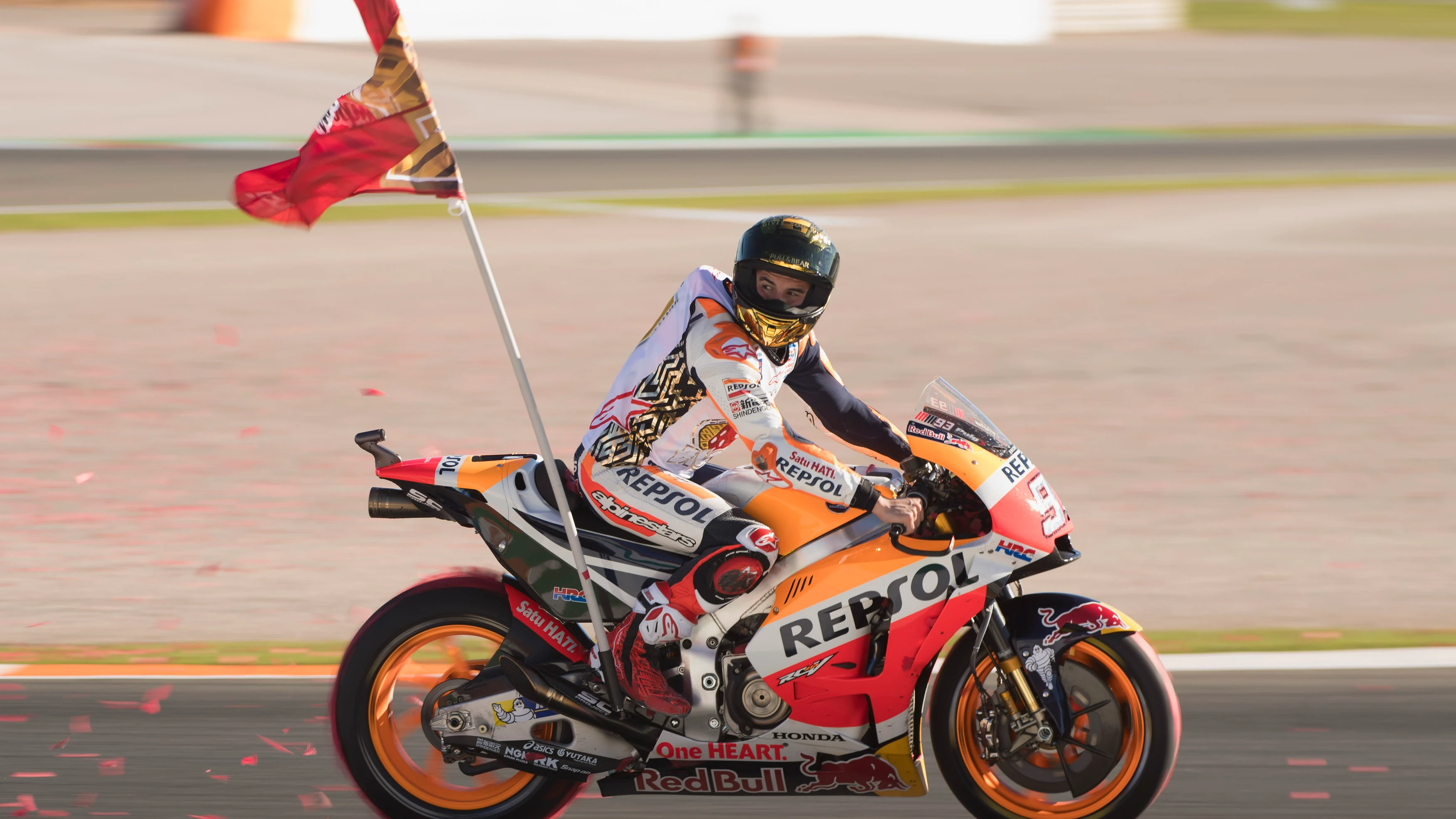 Marc Márquez celebra su cuarto título con la bandera del 93 Marc Márquez celebra su cuarto título con la bandera del 93