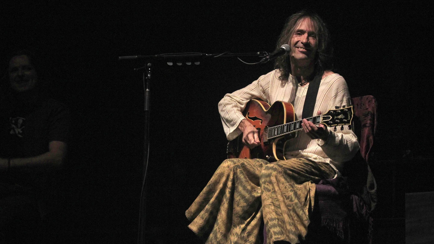 El cantante y compositor Robe Iniesta durante uno de sus últimos conciertos. El cantante y compositor Robe Iniesta durante uno de sus últimos conciertos.