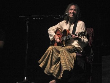 El cantante y compositor Robe Iniesta durante el concierto que ofrece en el Palacio de los Deportes El cantante y compositor Robe Iniesta durante el concierto que ofrece en el Palacio de los Deportes