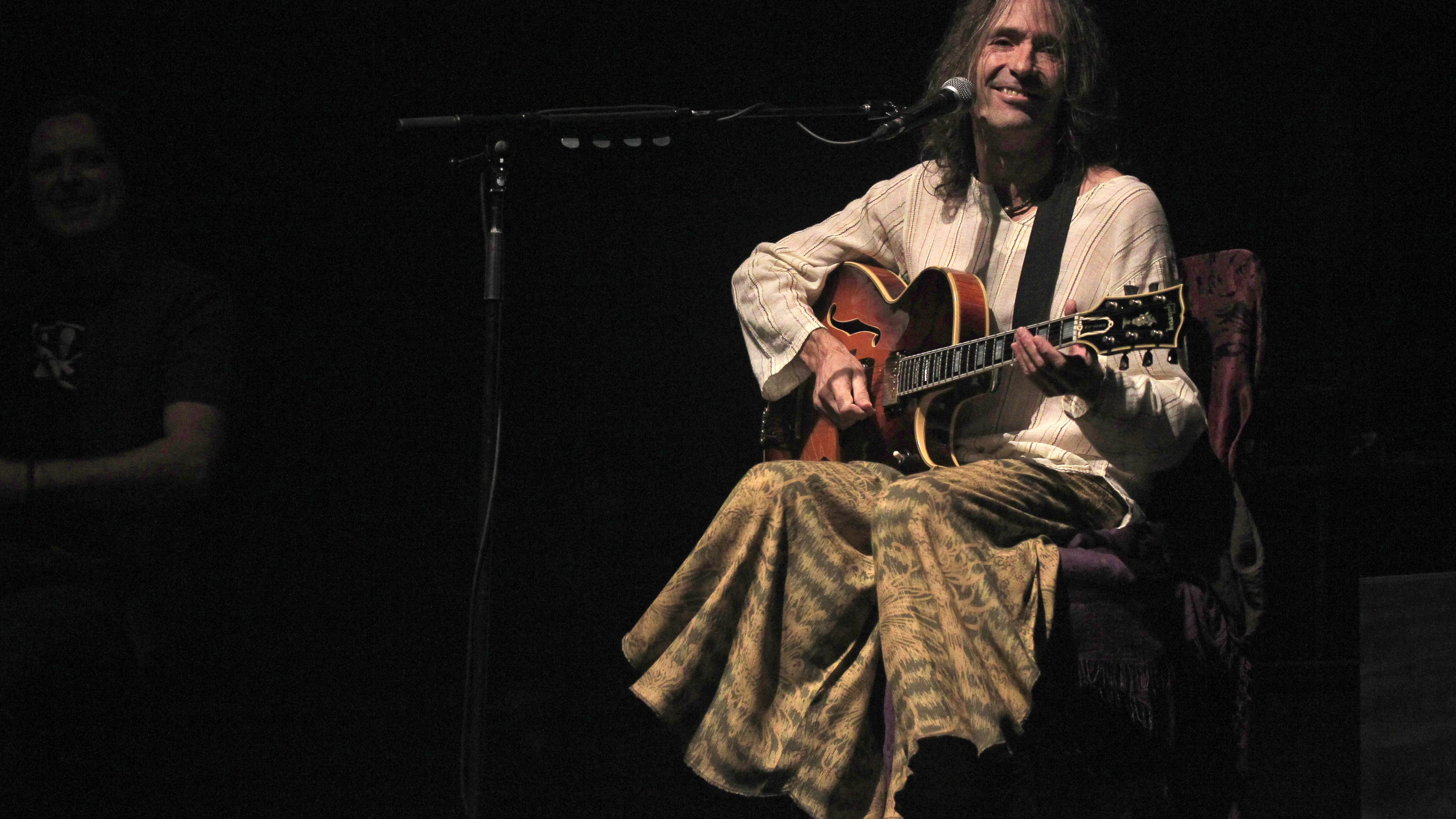 El cantante y compositor Robe Iniesta durante el concierto que ofrece en el Palacio de los Deportes